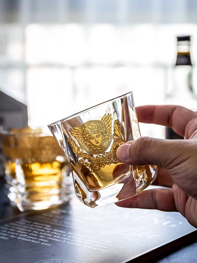 Medusa Gold Head geschilderd w - Whisky Beer And Wine recensie en prijs
